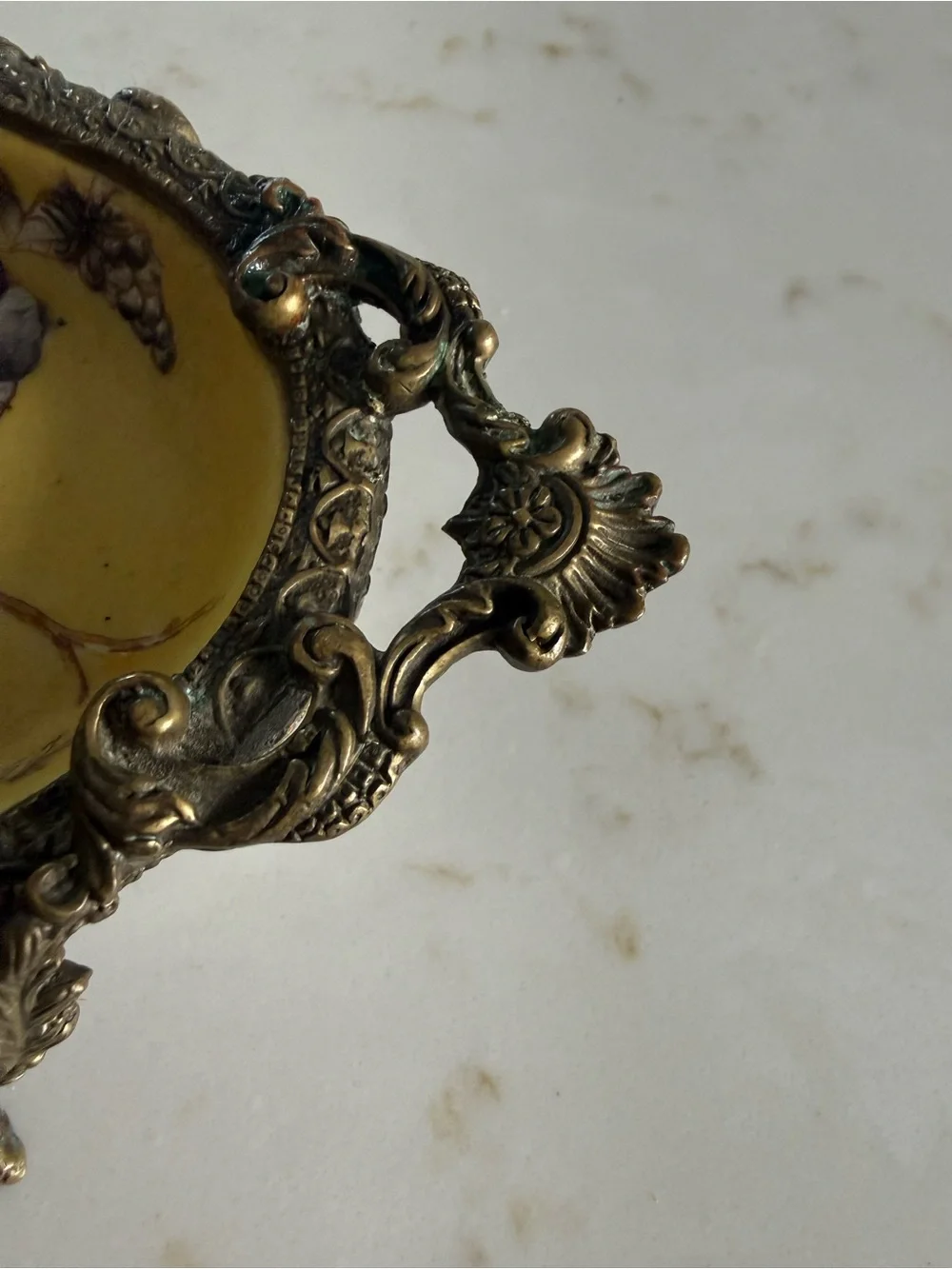 Vintage Hua Rong Tang Zhi Floral Porcelain Soap Dish with Brass Feet